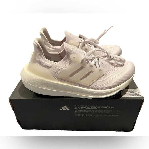 NIB Adidas Women’s Ultra Boost 22 Running Sneakers in White in size 7 - Picture 5 of 12